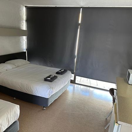 Overlander Hotel マウント・アイザ エクステリア 写真